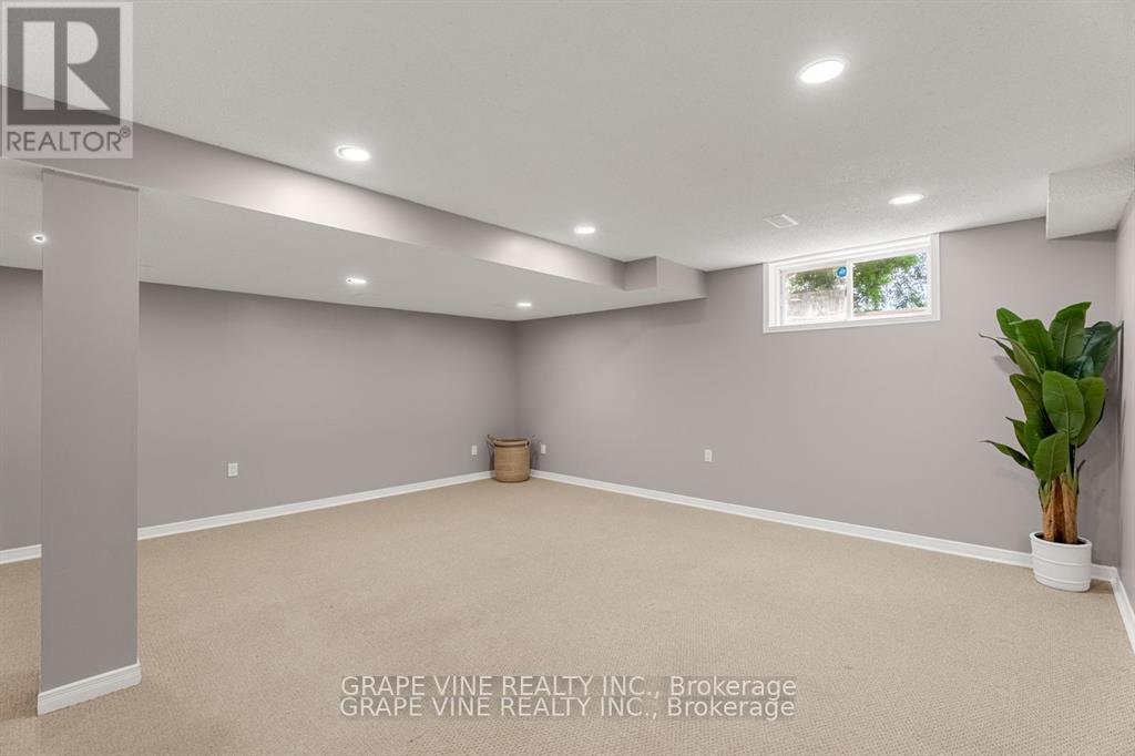 Photo 20 of 564 Aberfoyle Circle, Ottawa ON