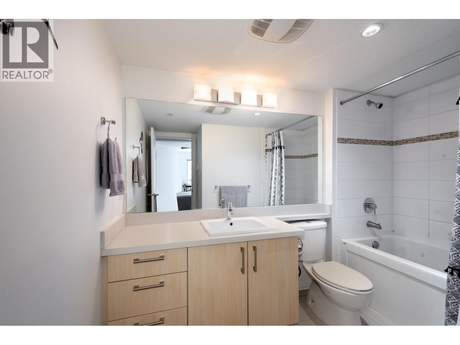 Photo 14 of 211 3178 Dayanee Springs Boulevard, Coquitlam BC