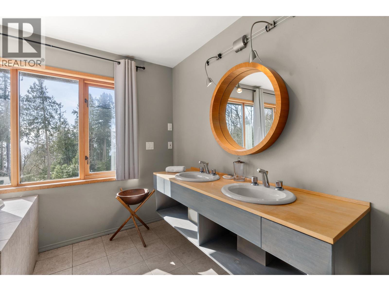1911 GRANDVIEW ROAD, Gibsons
