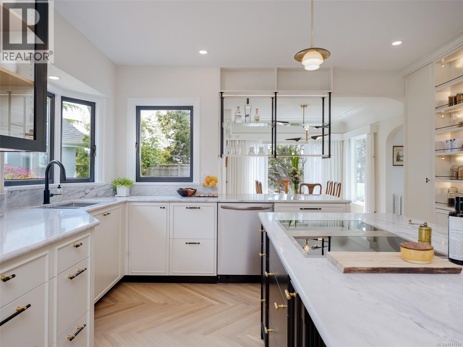  100 King George Terrace, Oak Bay