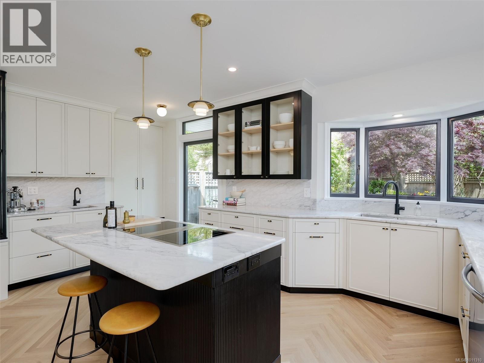  100 King George Terrace, Oak Bay