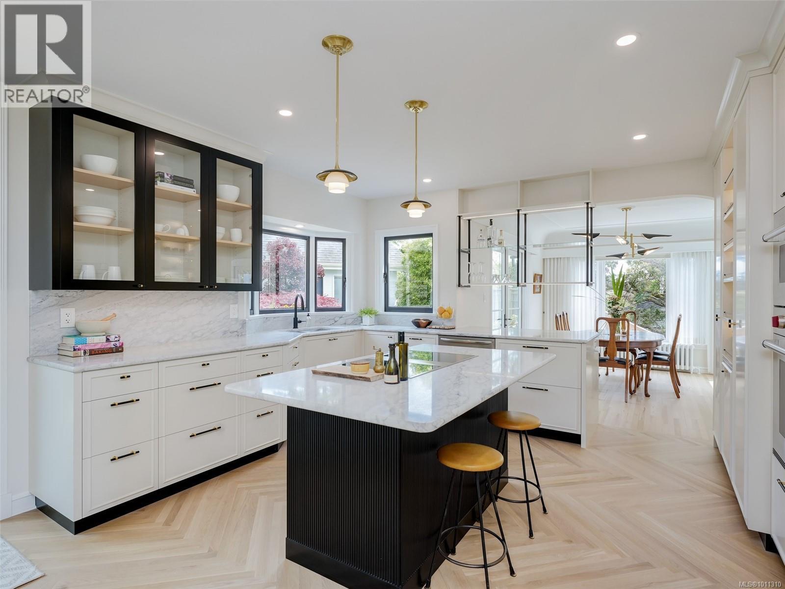  100 King George Terrace, Oak Bay