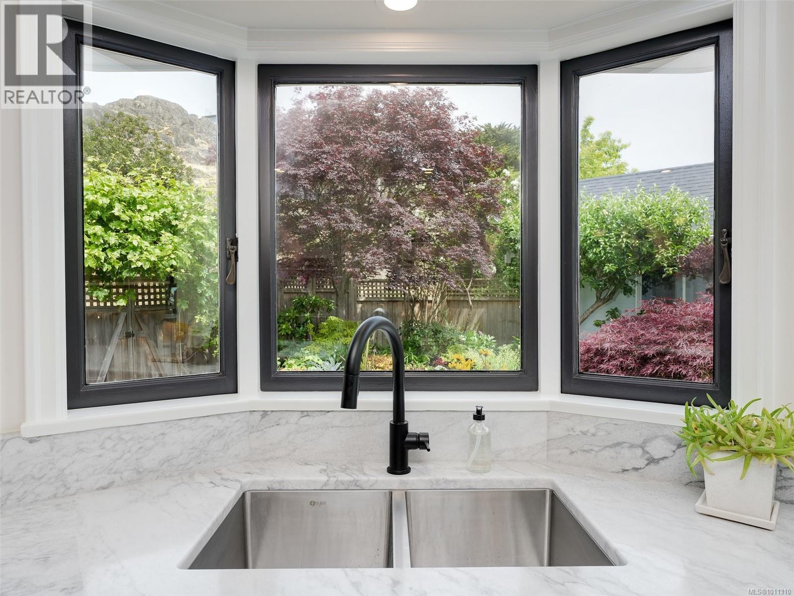  100 King George Terrace, Oak Bay