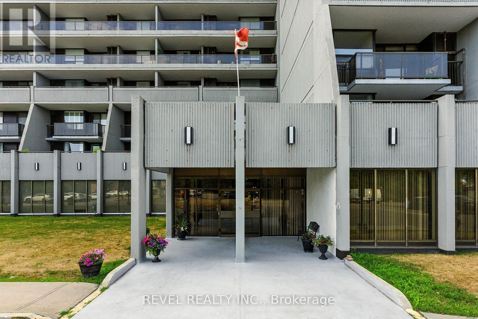 Photo 2 of 701 92 Church Street S, Ajax ON