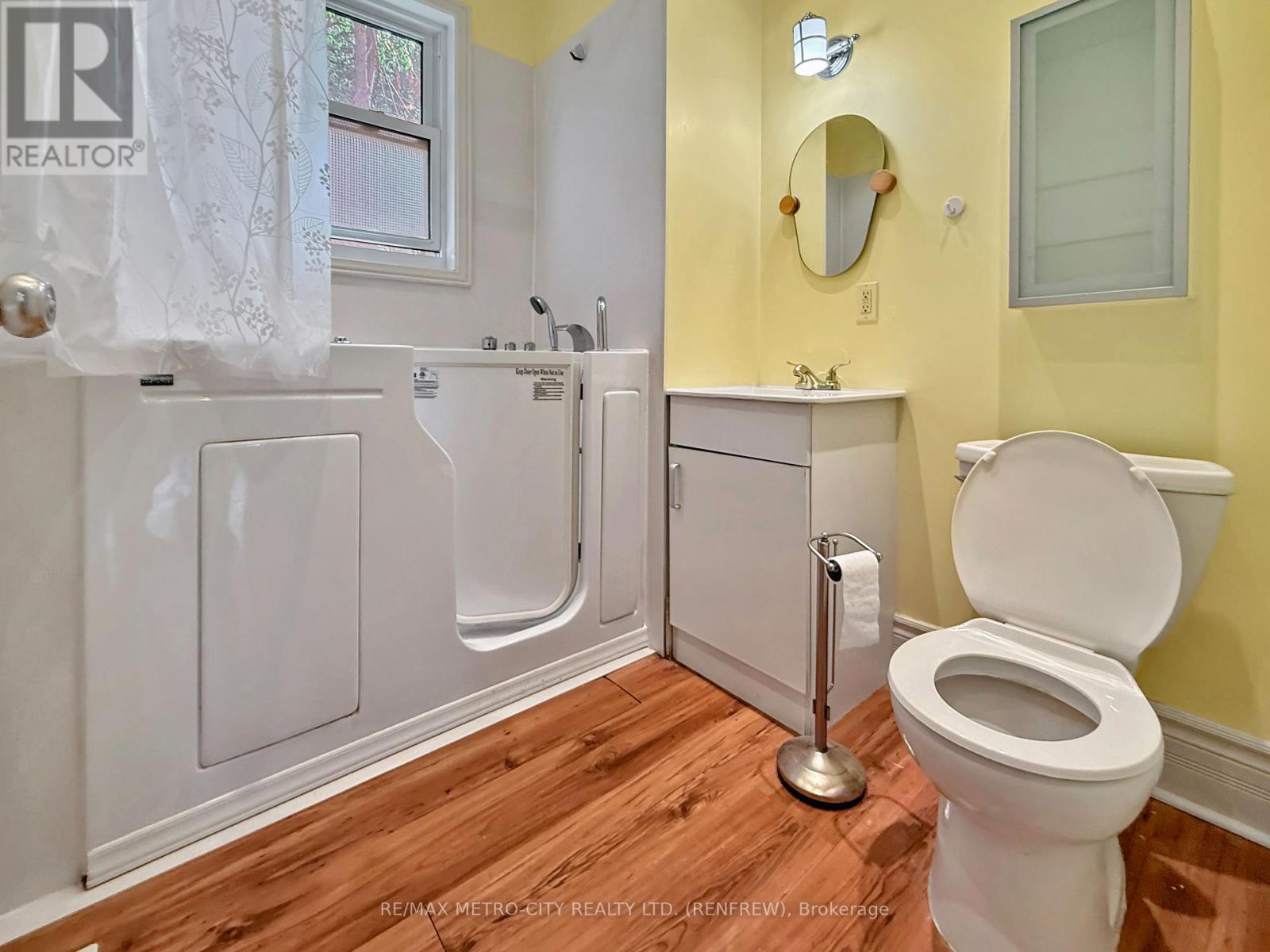 Photo 14 of 19 Lorne Street S, Renfrew ON