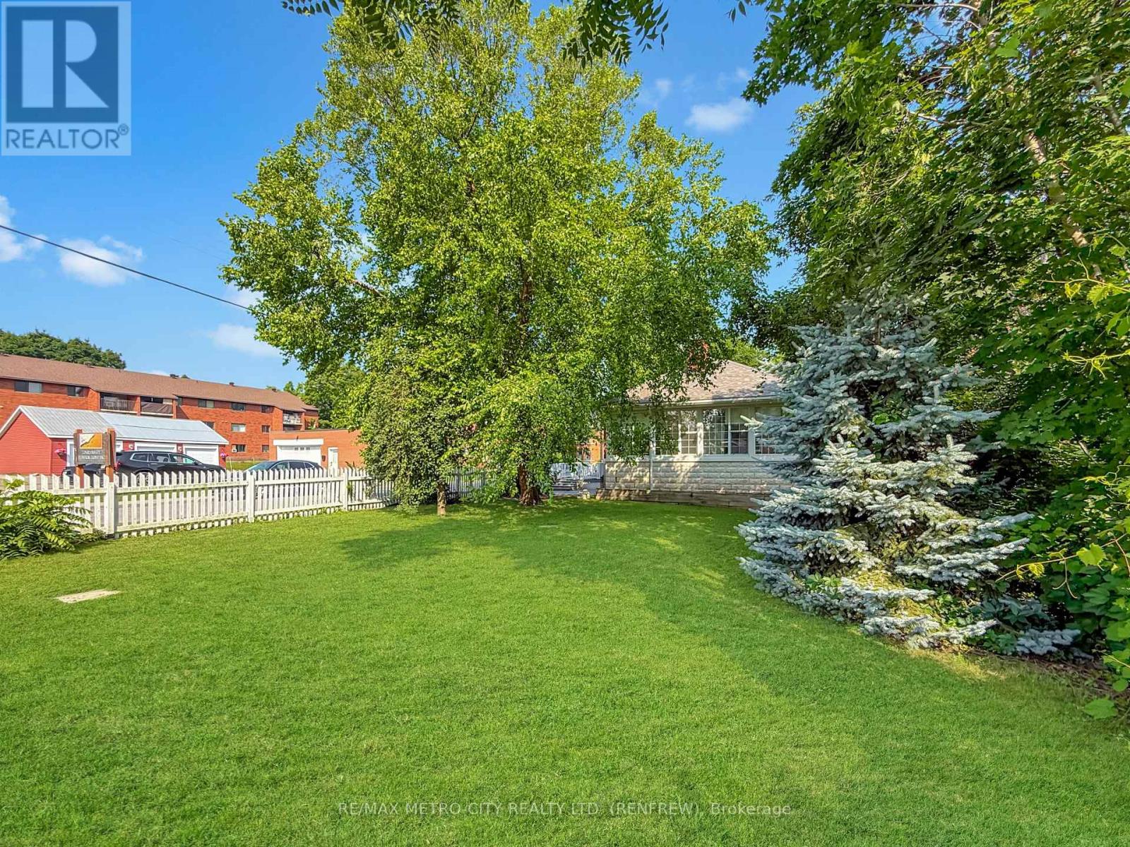 Photo 24 of 19 Lorne Street S, Renfrew ON