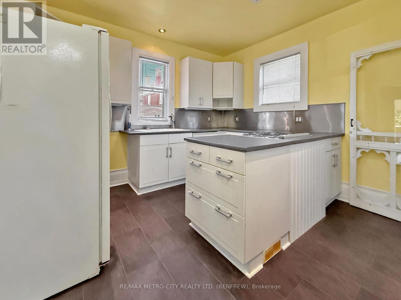 Photo 5 of 19 Lorne Street S, Renfrew ON