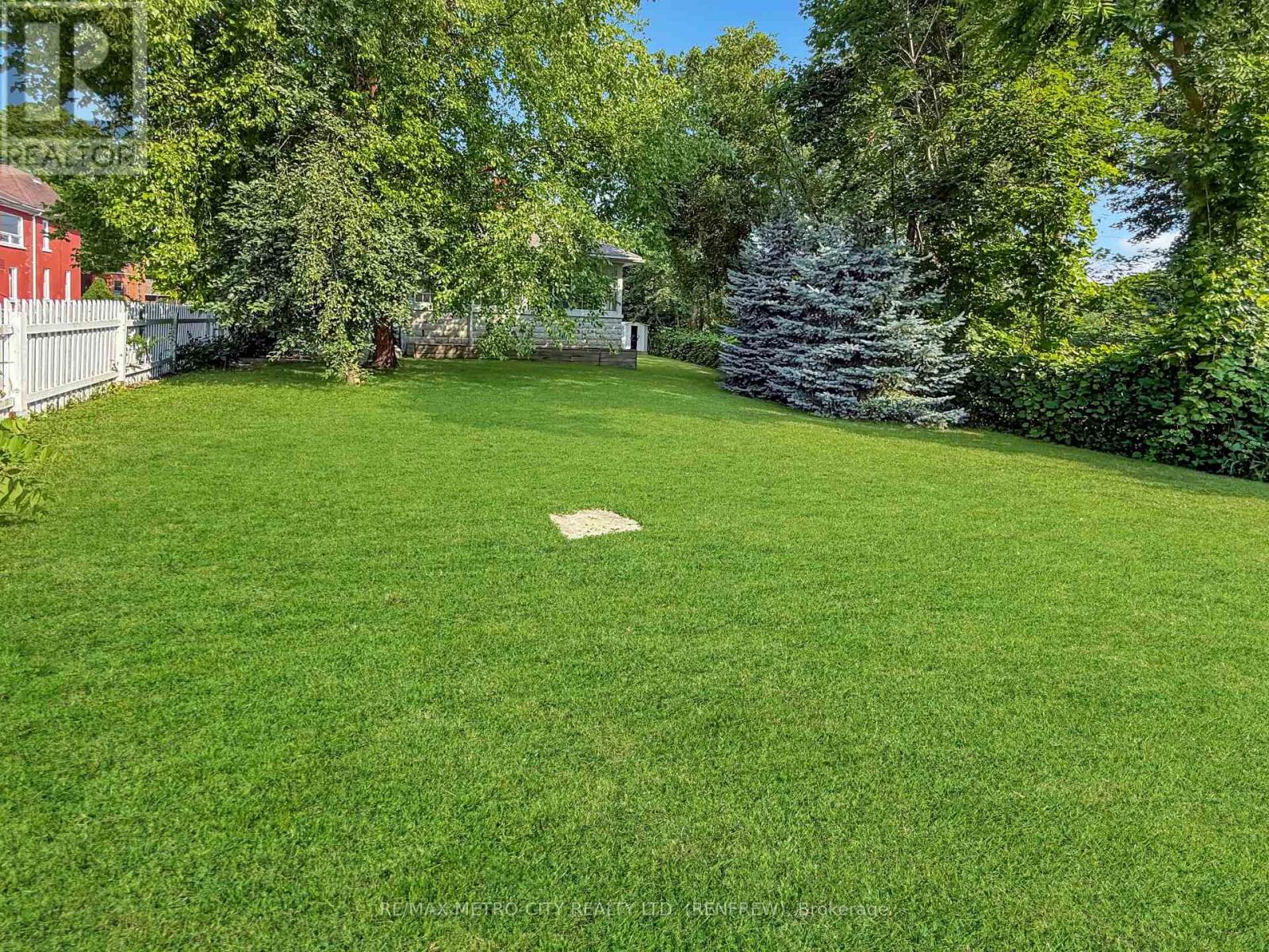 Photo 22 of 19 Lorne Street S, Renfrew ON