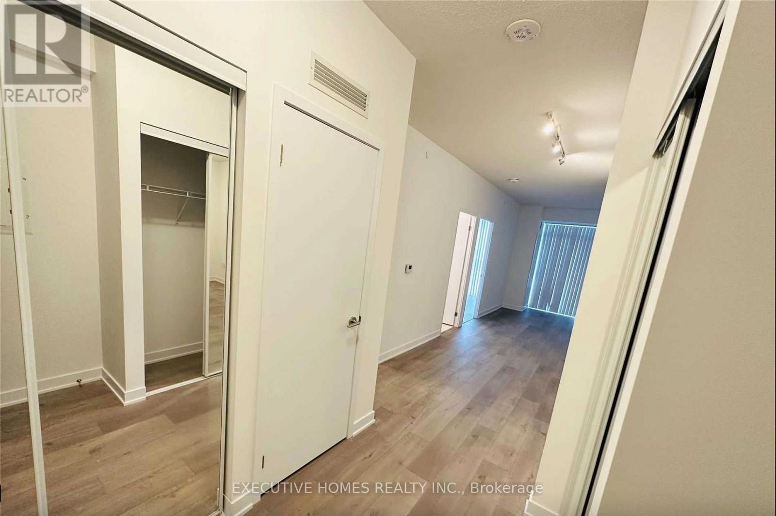 Photo 12 of 807 10 Honeycrisp Crescent, Vaughan ON