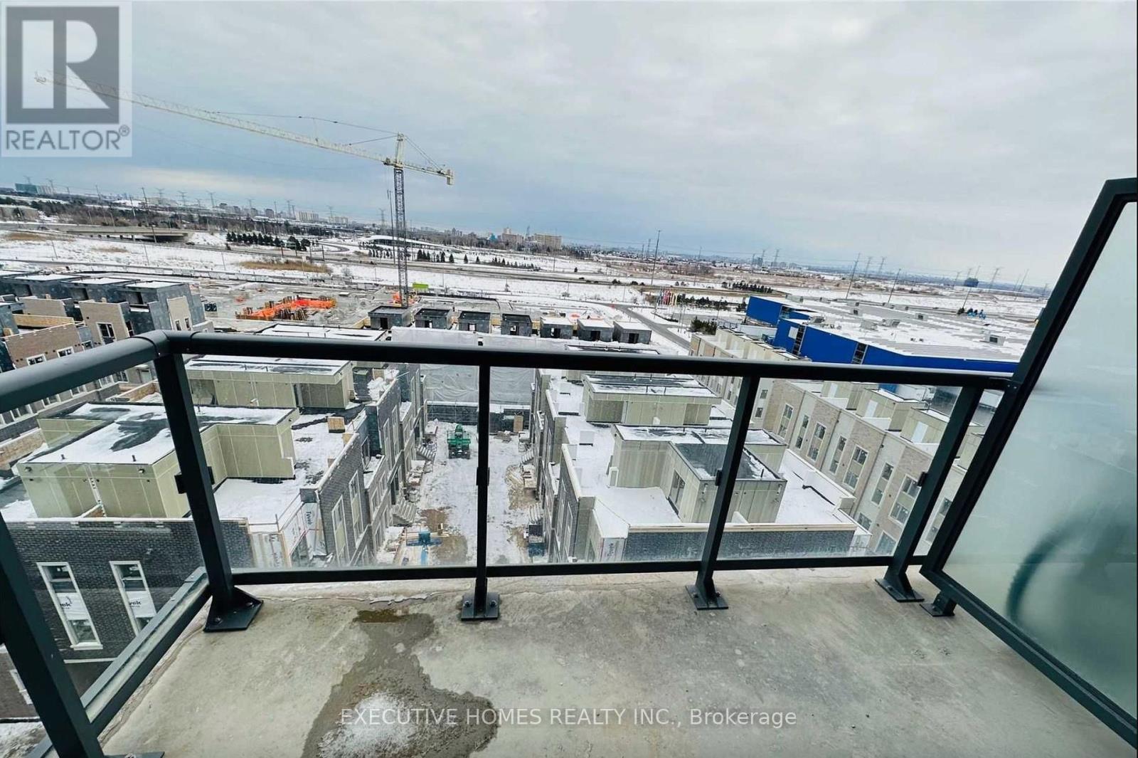 Photo 5 of 807 10 Honeycrisp Crescent, Vaughan ON