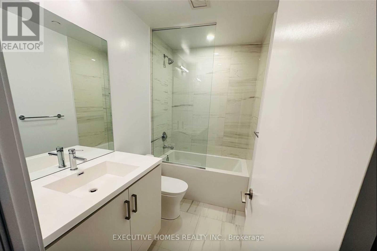 Photo 2 of 807 10 Honeycrisp Crescent, Vaughan ON