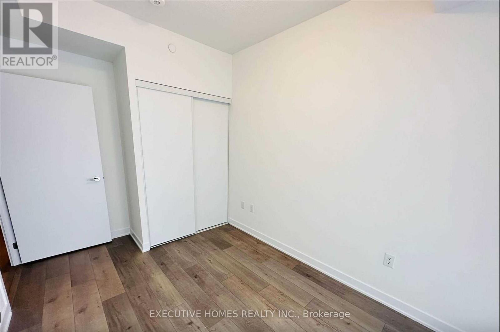 Photo 11 of 807 10 Honeycrisp Crescent, Vaughan ON