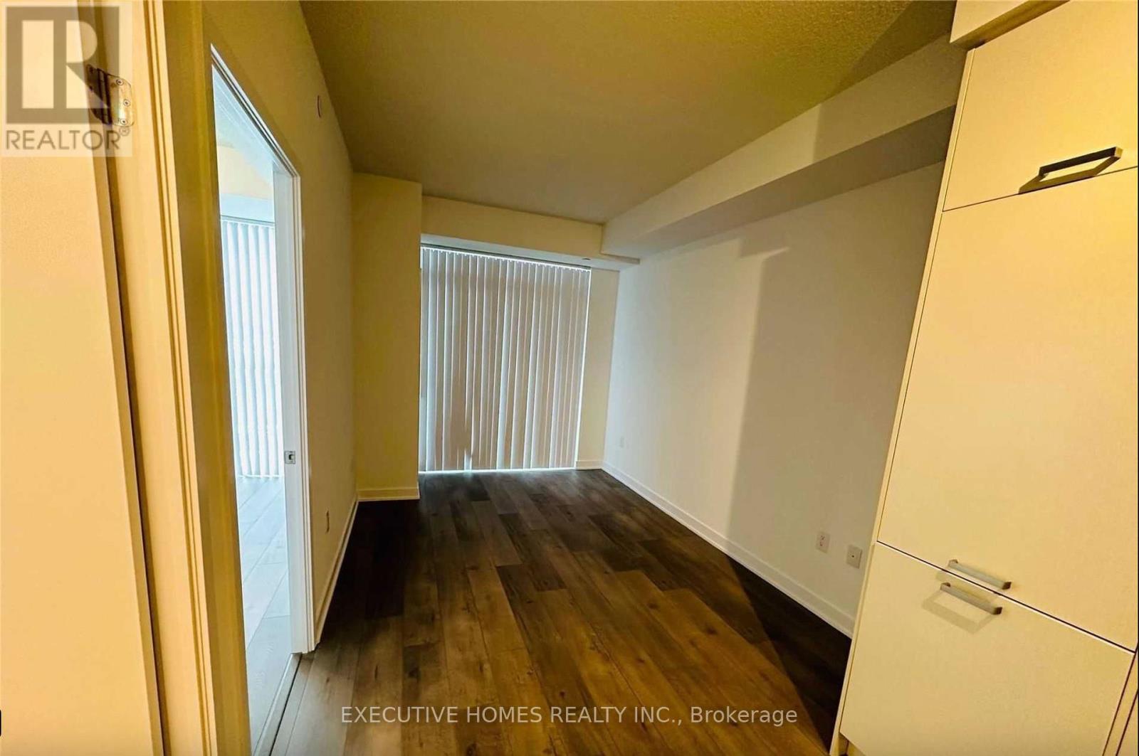Photo 3 of 807 10 Honeycrisp Crescent, Vaughan ON