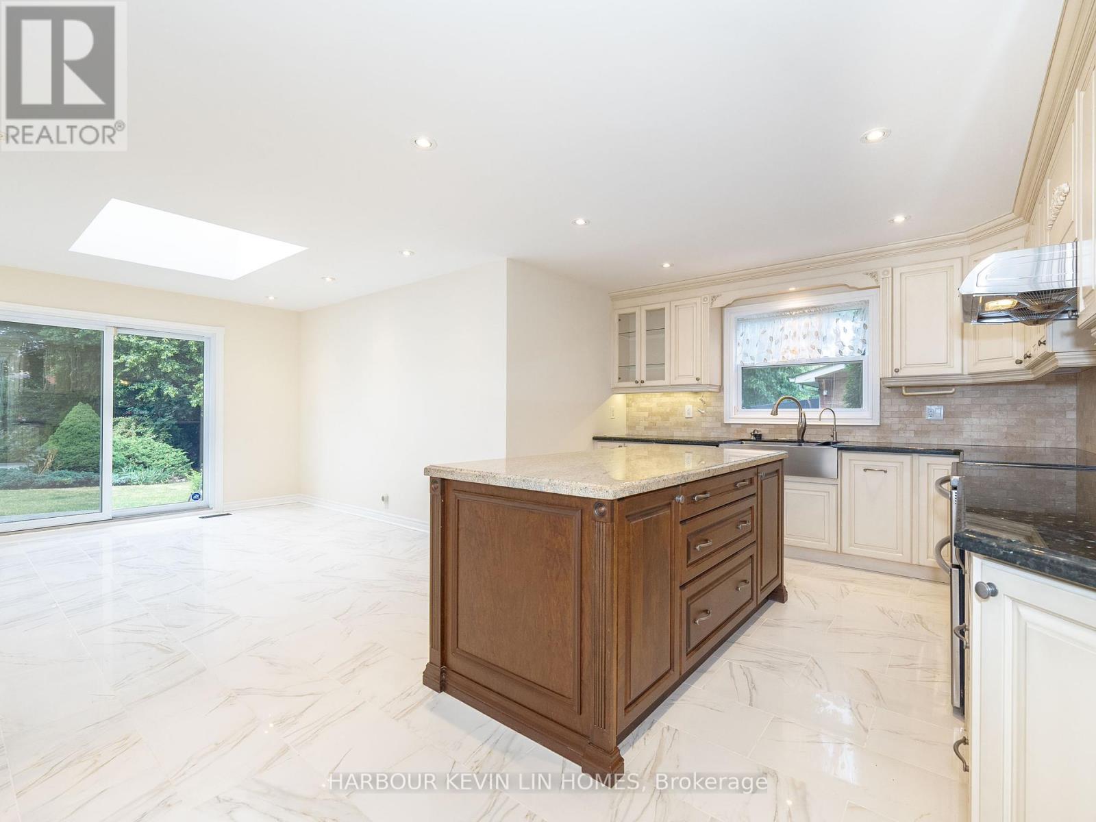 Photo 11 of 39 Montclair Road, Richmond Hill ON