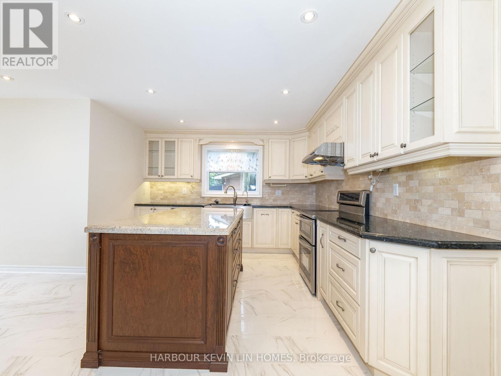 Photo 12 of 39 Montclair Road, Richmond Hill ON