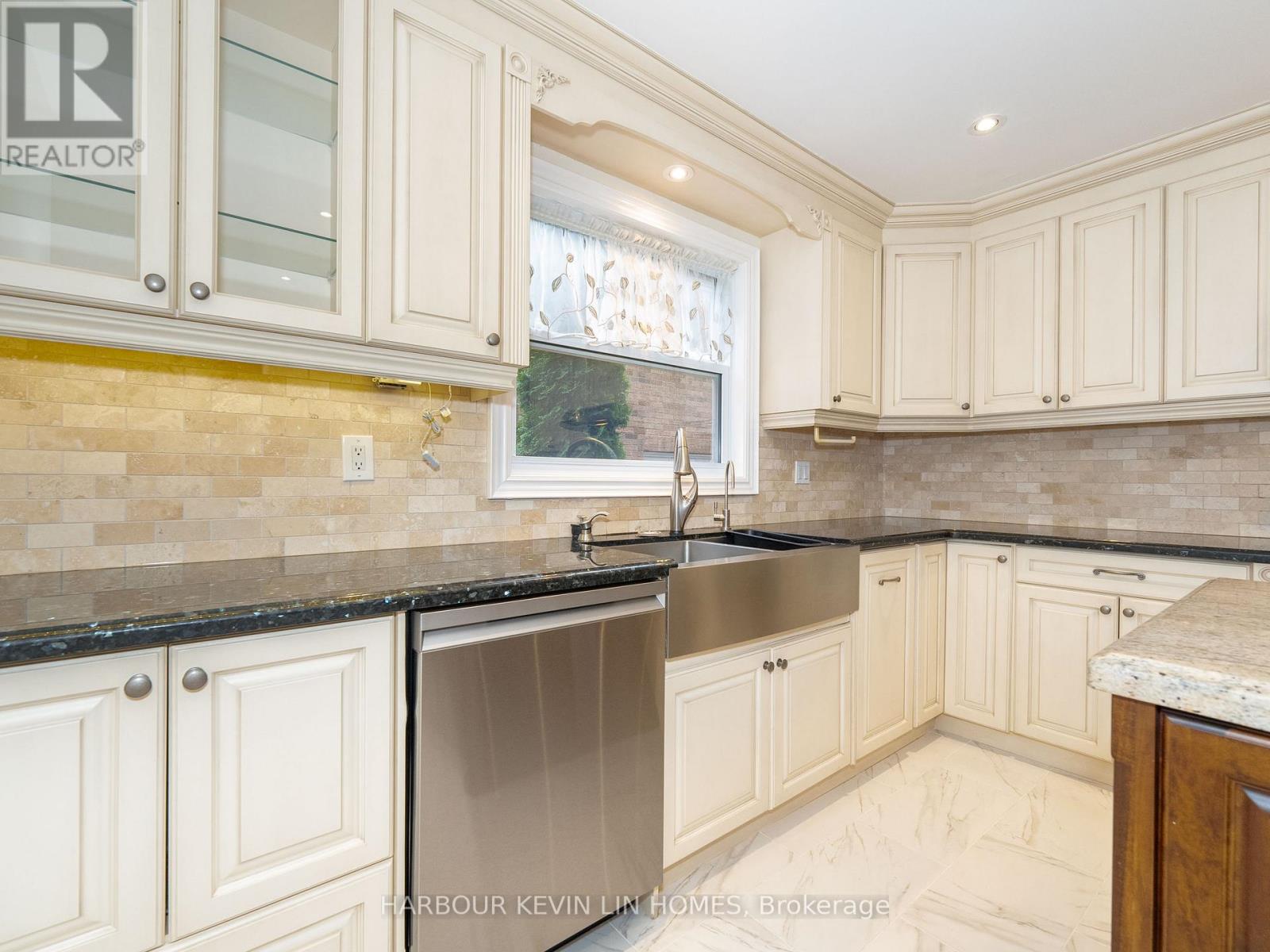 Photo 13 of 39 Montclair Road, Richmond Hill ON