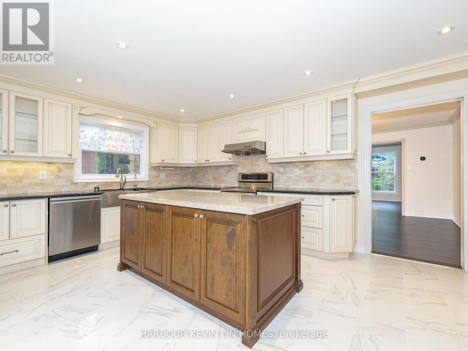 Photo 15 of 39 Montclair Road, Richmond Hill ON