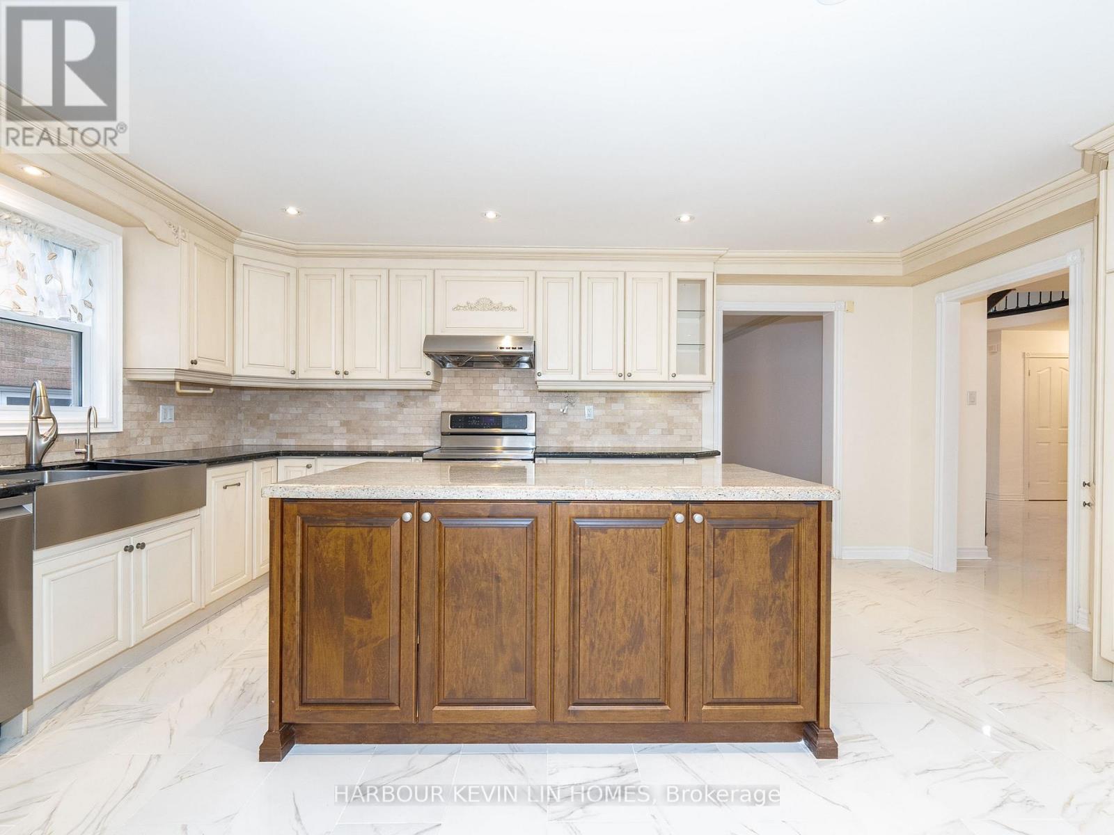 Photo 16 of 39 Montclair Road, Richmond Hill ON