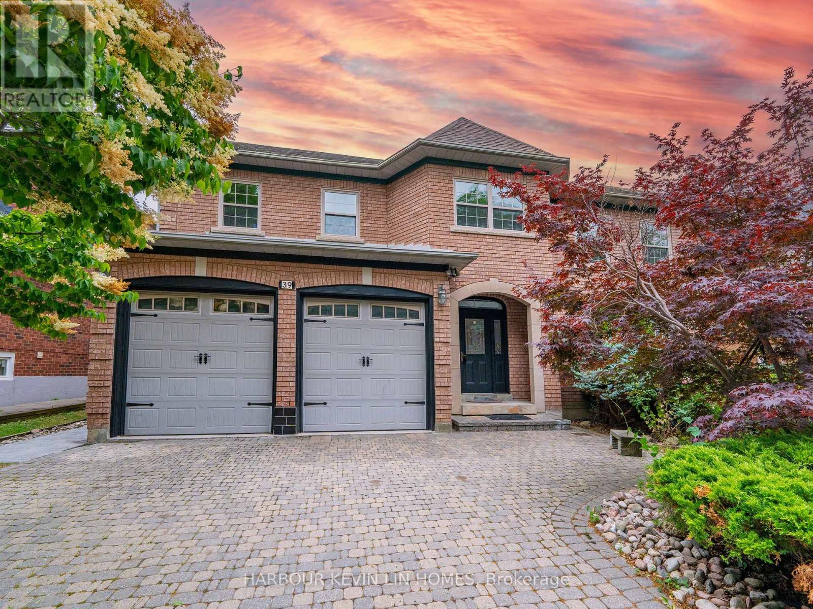 Photo 2 of 39 Montclair Road, Richmond Hill ON