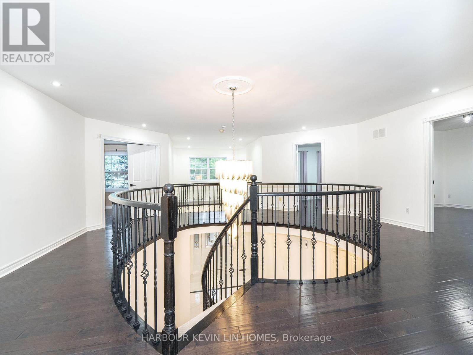 Photo 20 of 39 Montclair Road, Richmond Hill ON