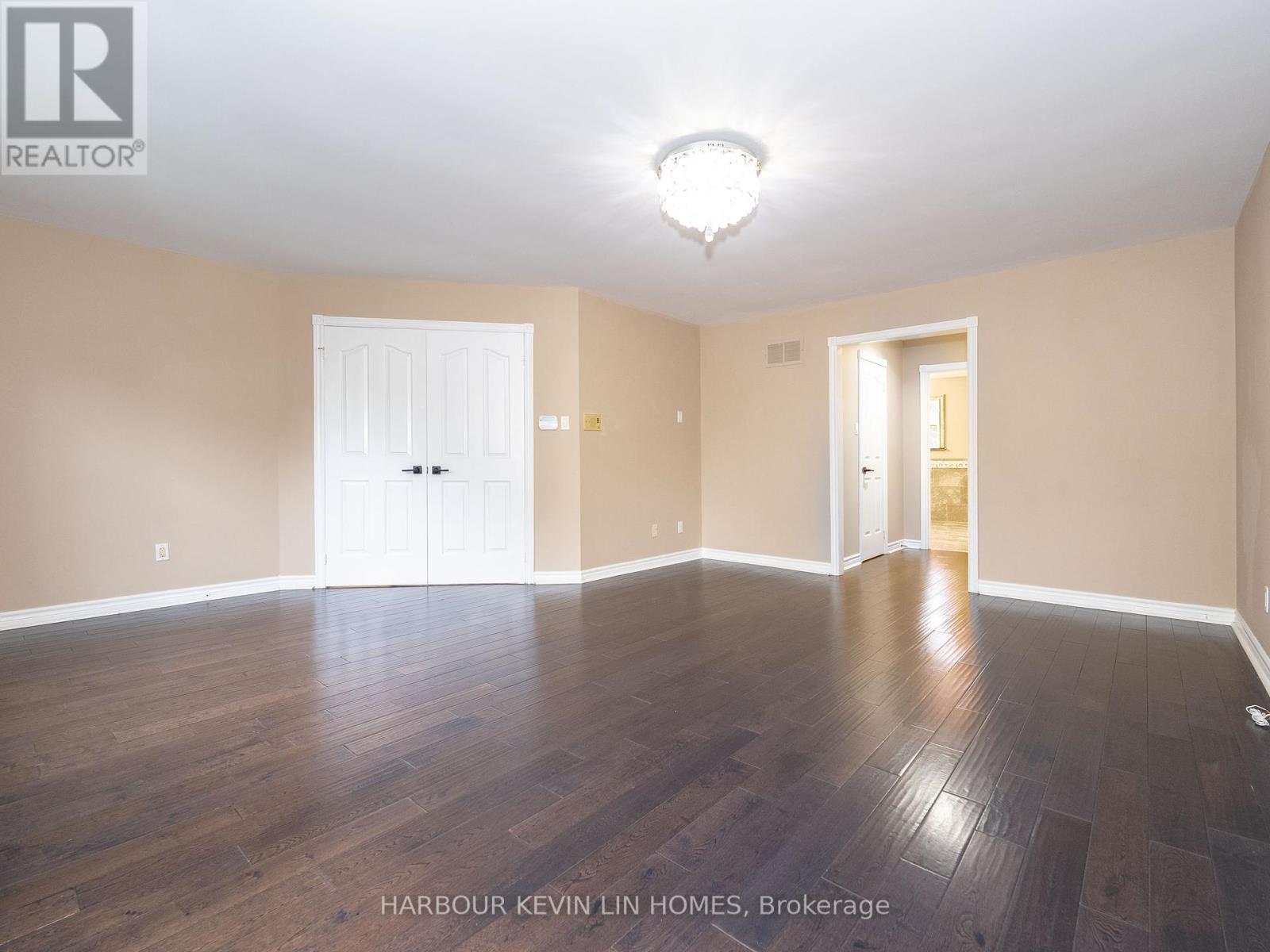 Photo 22 of 39 Montclair Road, Richmond Hill ON