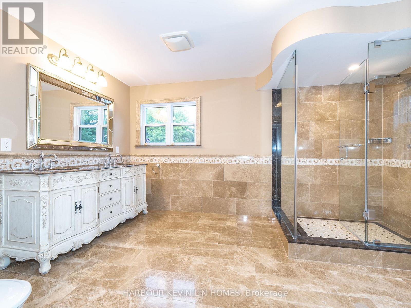 Photo 24 of 39 Montclair Road, Richmond Hill ON