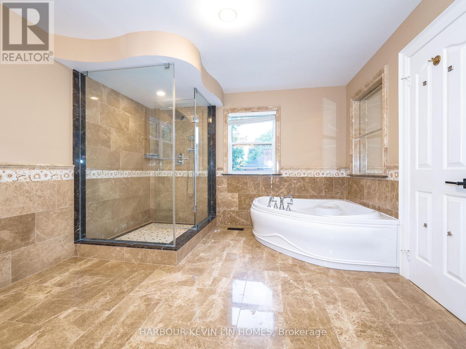 Photo 25 of 39 Montclair Road, Richmond Hill ON