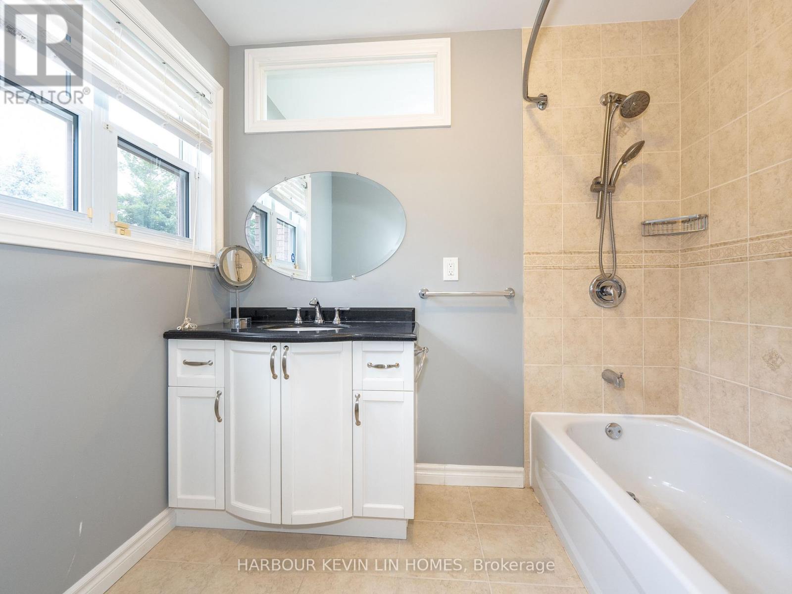 Photo 27 of 39 Montclair Road, Richmond Hill ON
