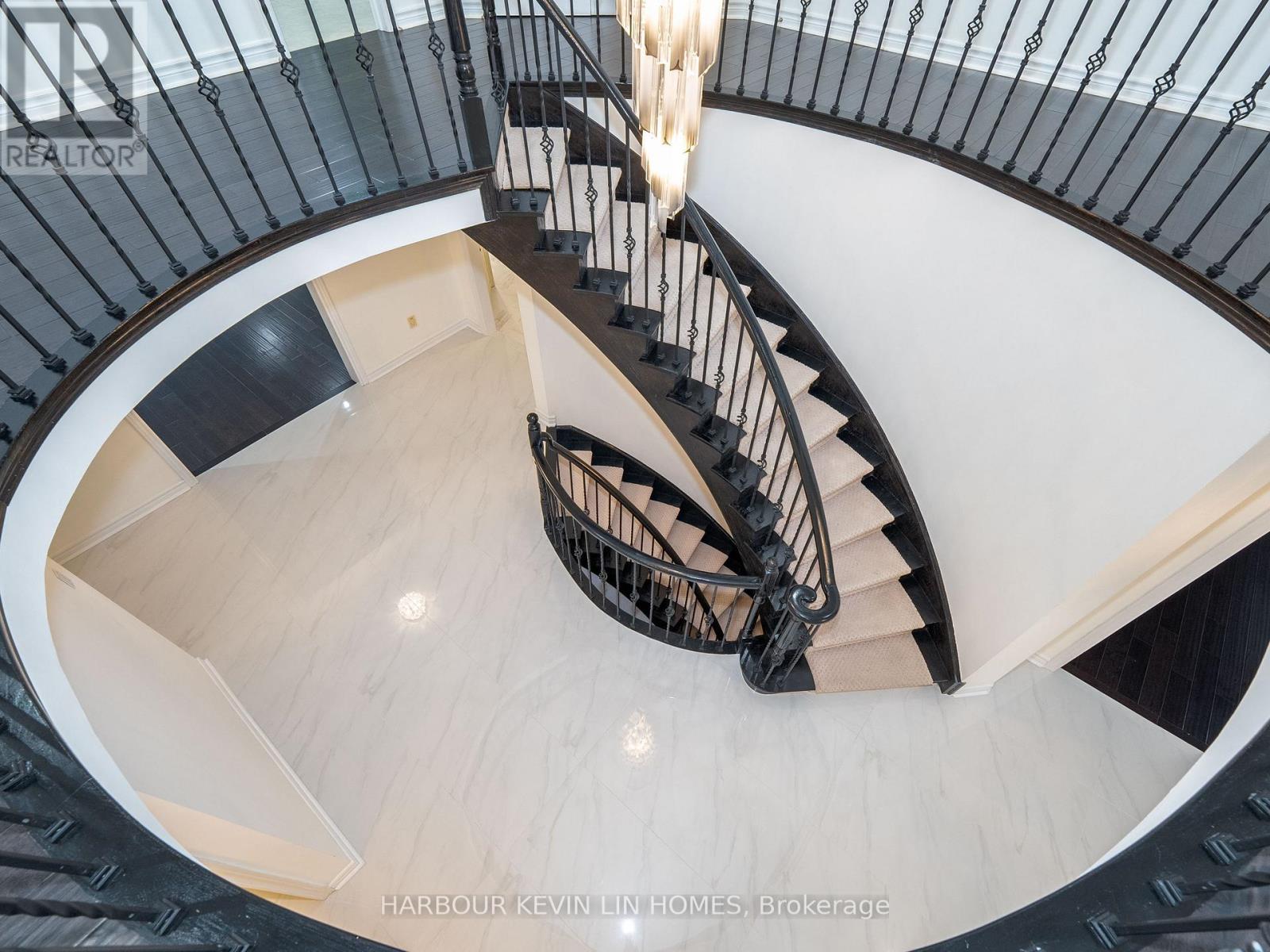 Photo 31 of 39 Montclair Road, Richmond Hill ON