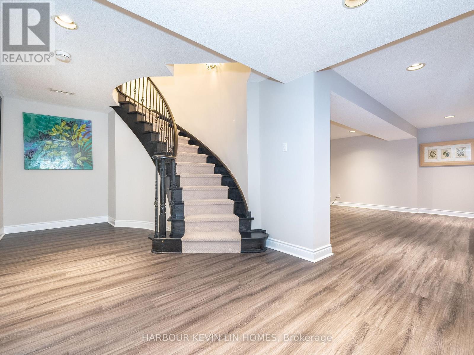Photo 32 of 39 Montclair Road, Richmond Hill ON
