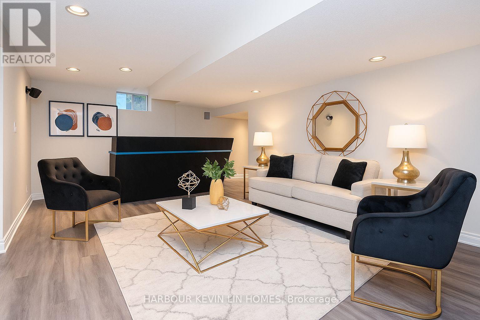 Photo 33 of 39 Montclair Road, Richmond Hill ON