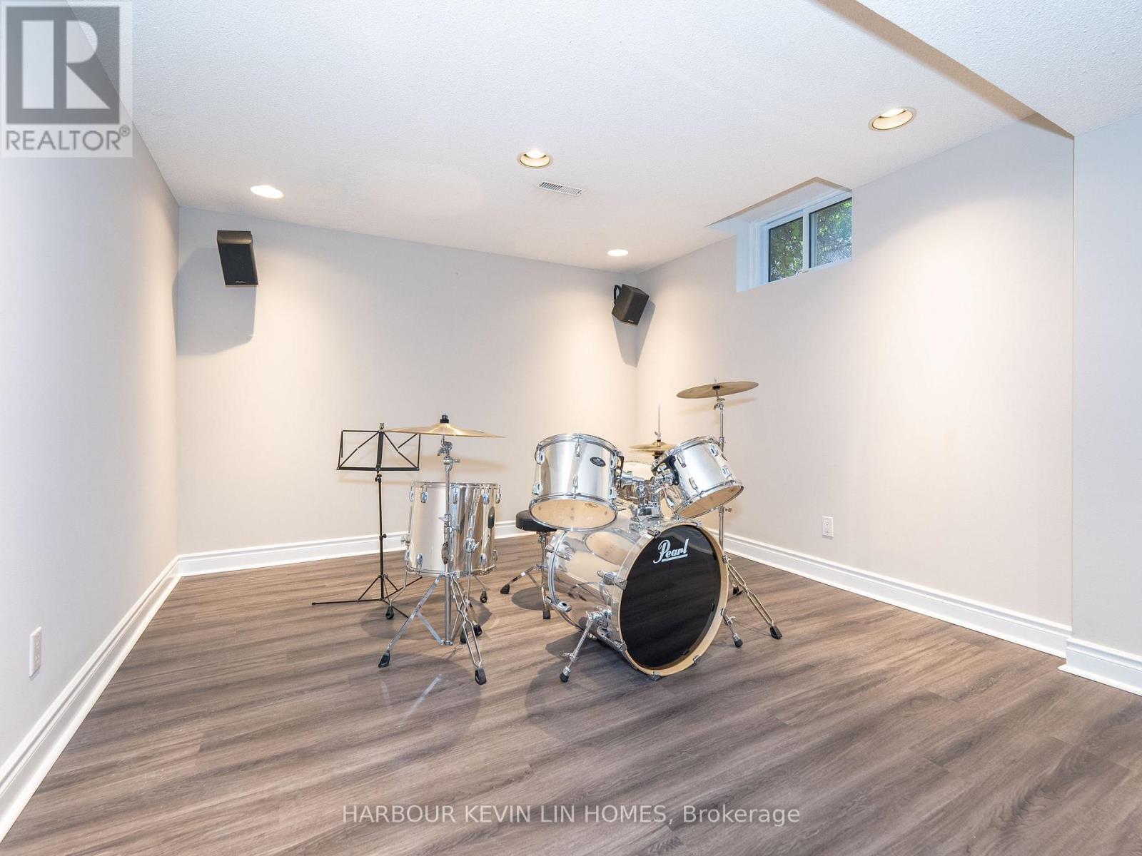 Photo 35 of 39 Montclair Road, Richmond Hill ON