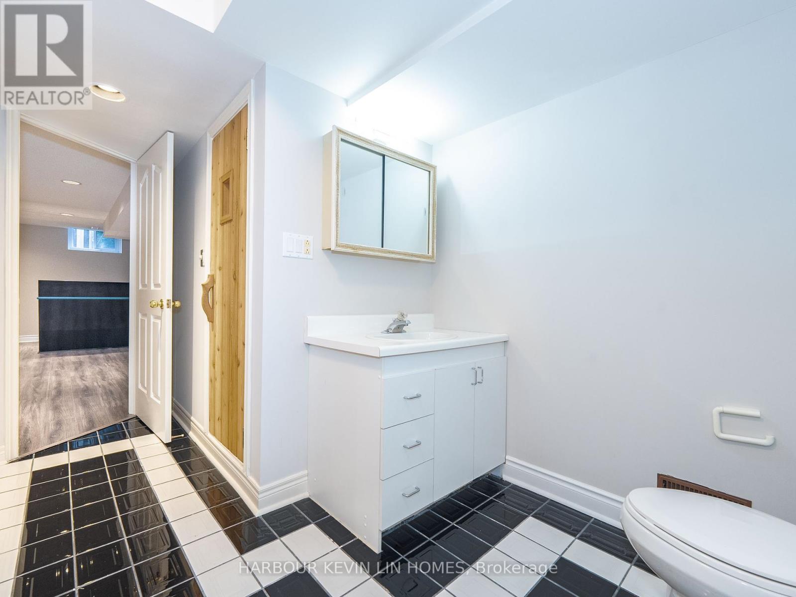 Photo 38 of 39 Montclair Road, Richmond Hill ON