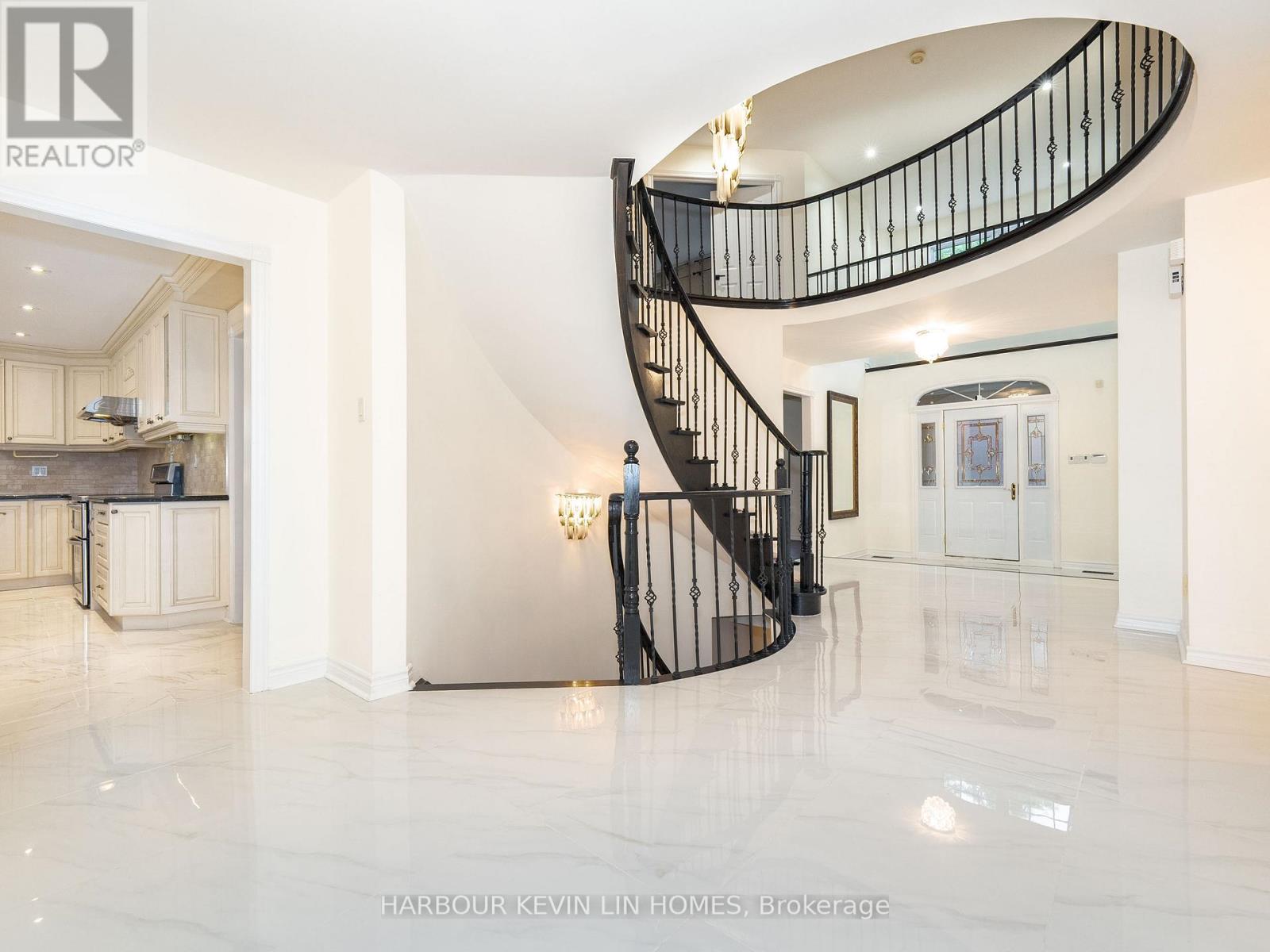 Photo 7 of 39 Montclair Road, Richmond Hill ON