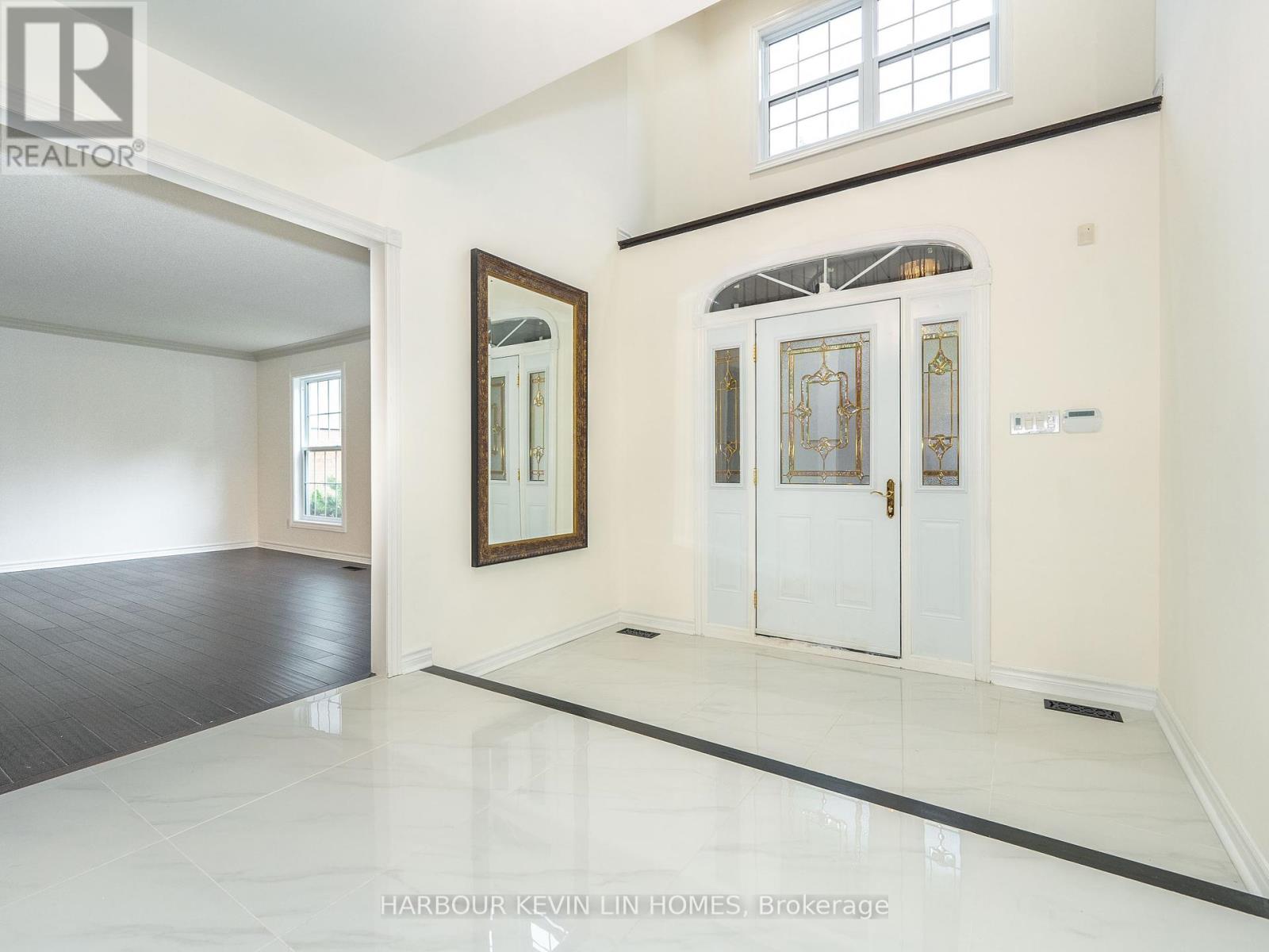 Photo 9 of 39 Montclair Road, Richmond Hill ON