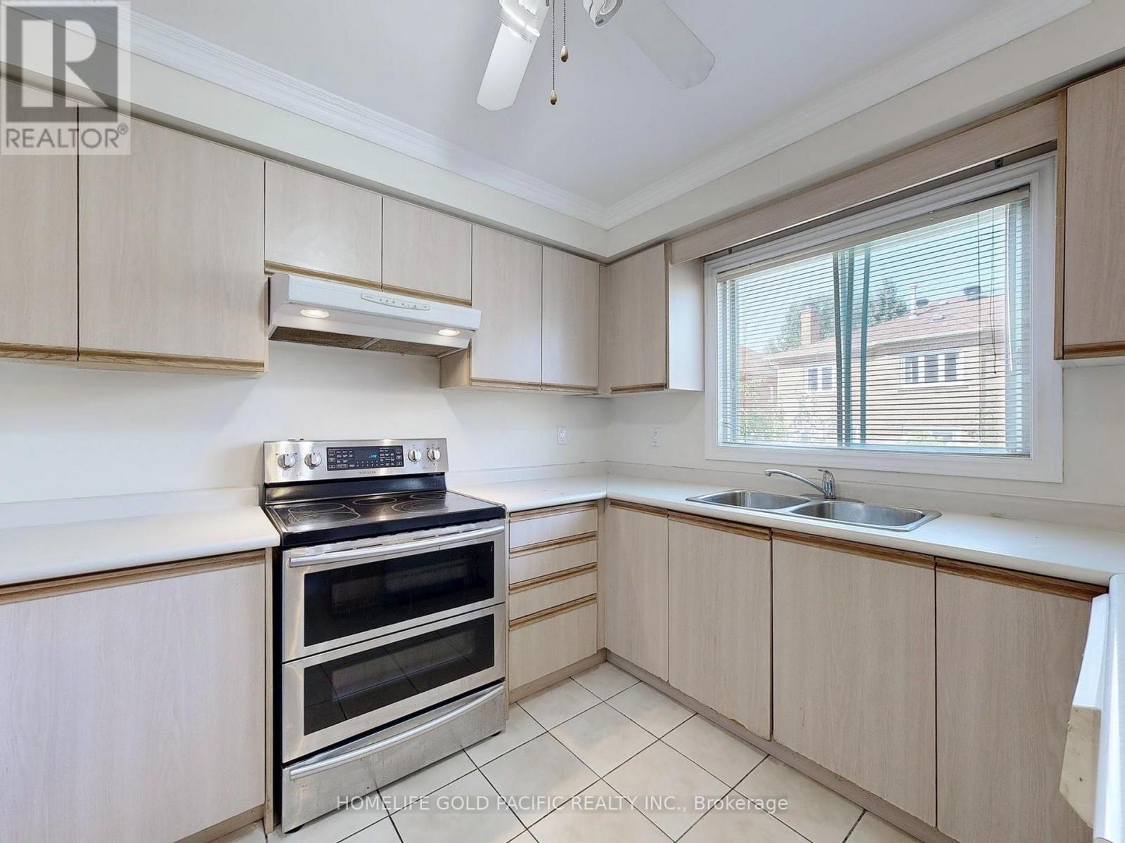 Photo 3 of 12 Duborg Drive, Markham ON