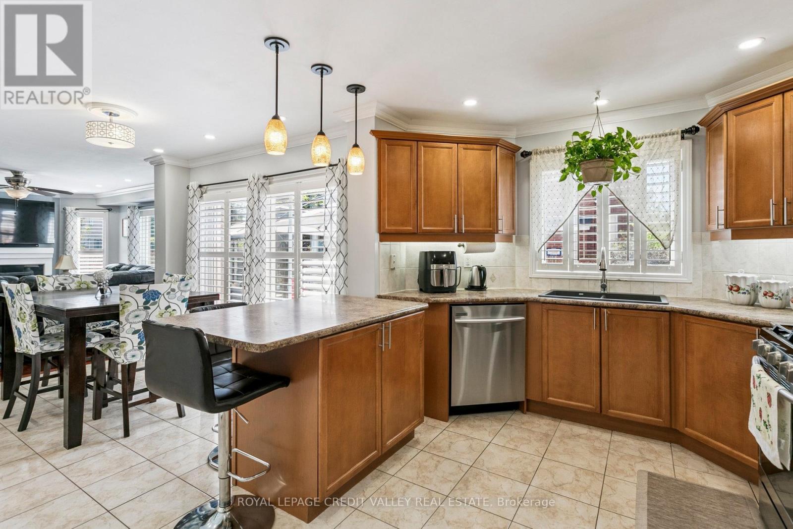 Photo 18 of 4 Mendoza Drive, Brampton ON