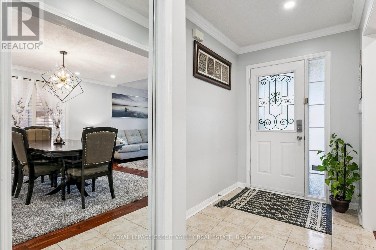 Photo 3 of 4 Mendoza Drive, Brampton ON