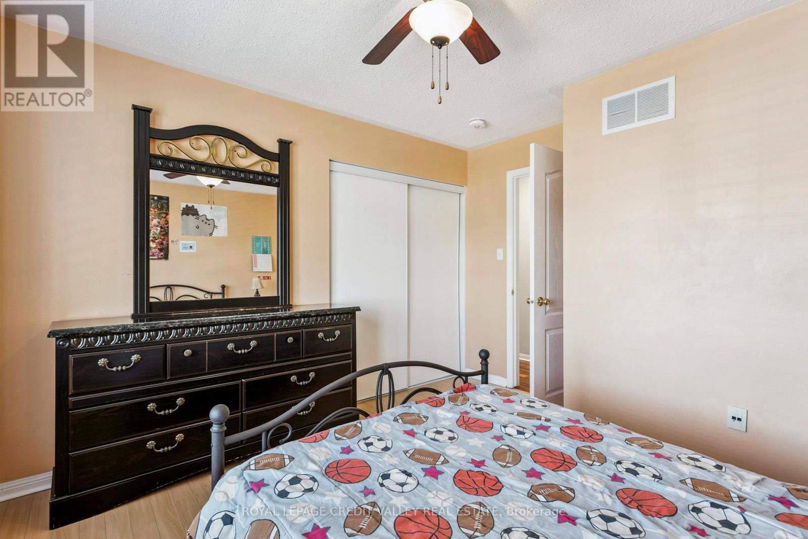 Photo 25 of 4 Mendoza Drive, Brampton ON