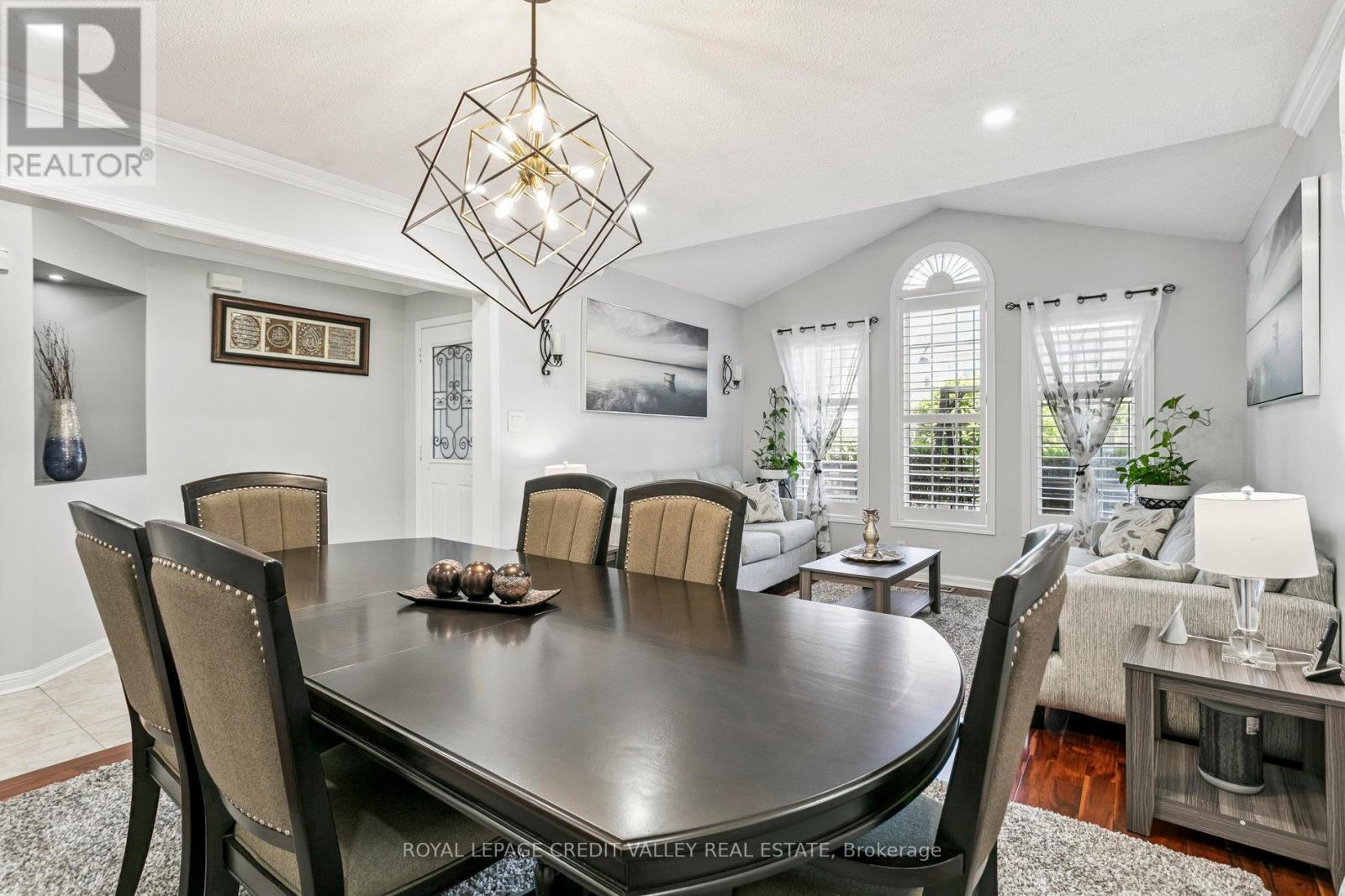 Photo 7 of 4 Mendoza Drive, Brampton ON