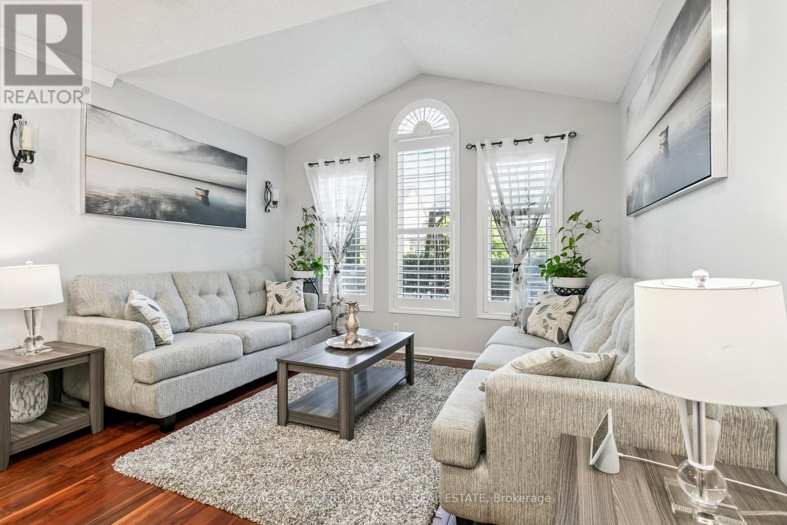 Photo 8 of 4 Mendoza Drive, Brampton ON