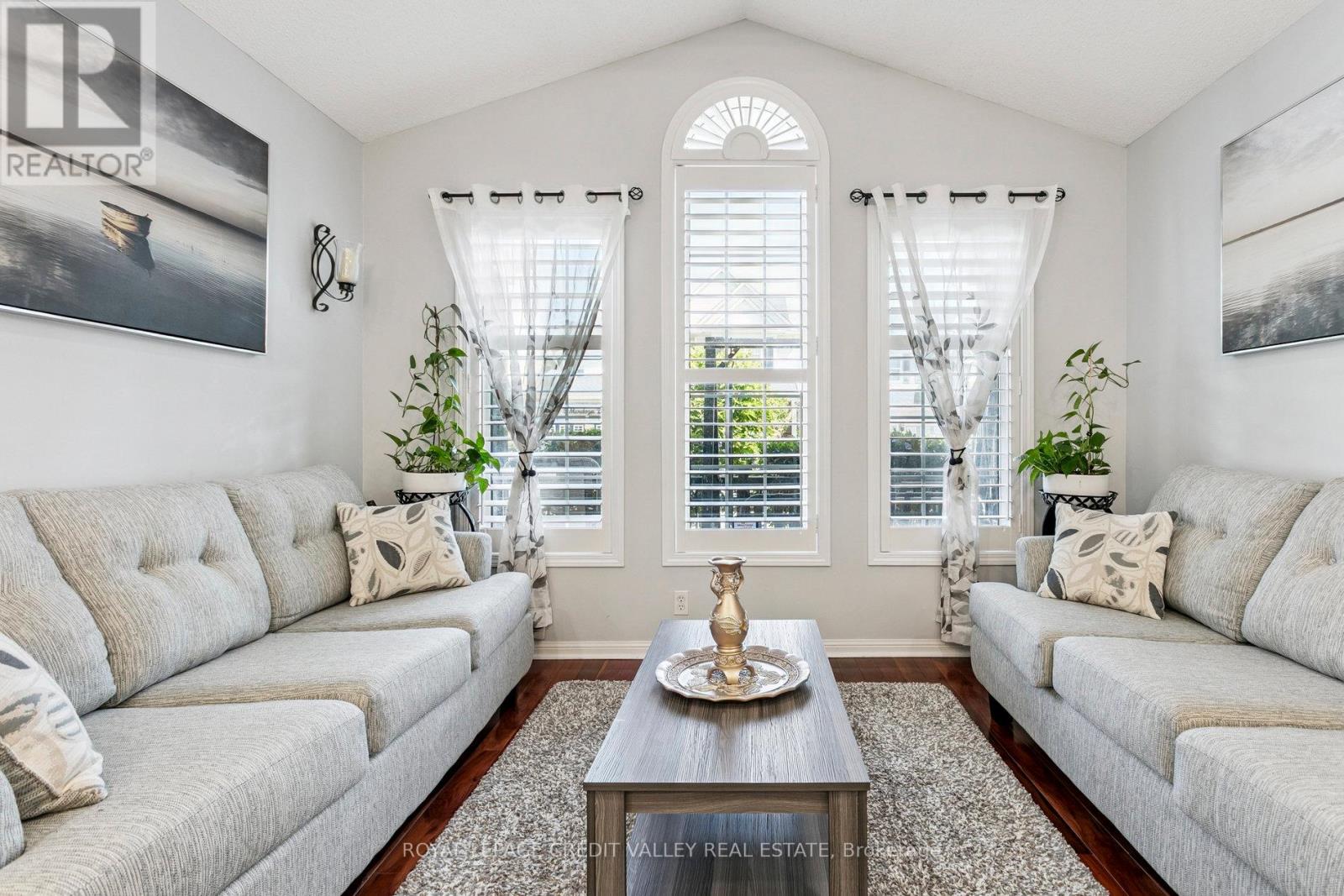 Photo 9 of 4 Mendoza Drive, Brampton ON
