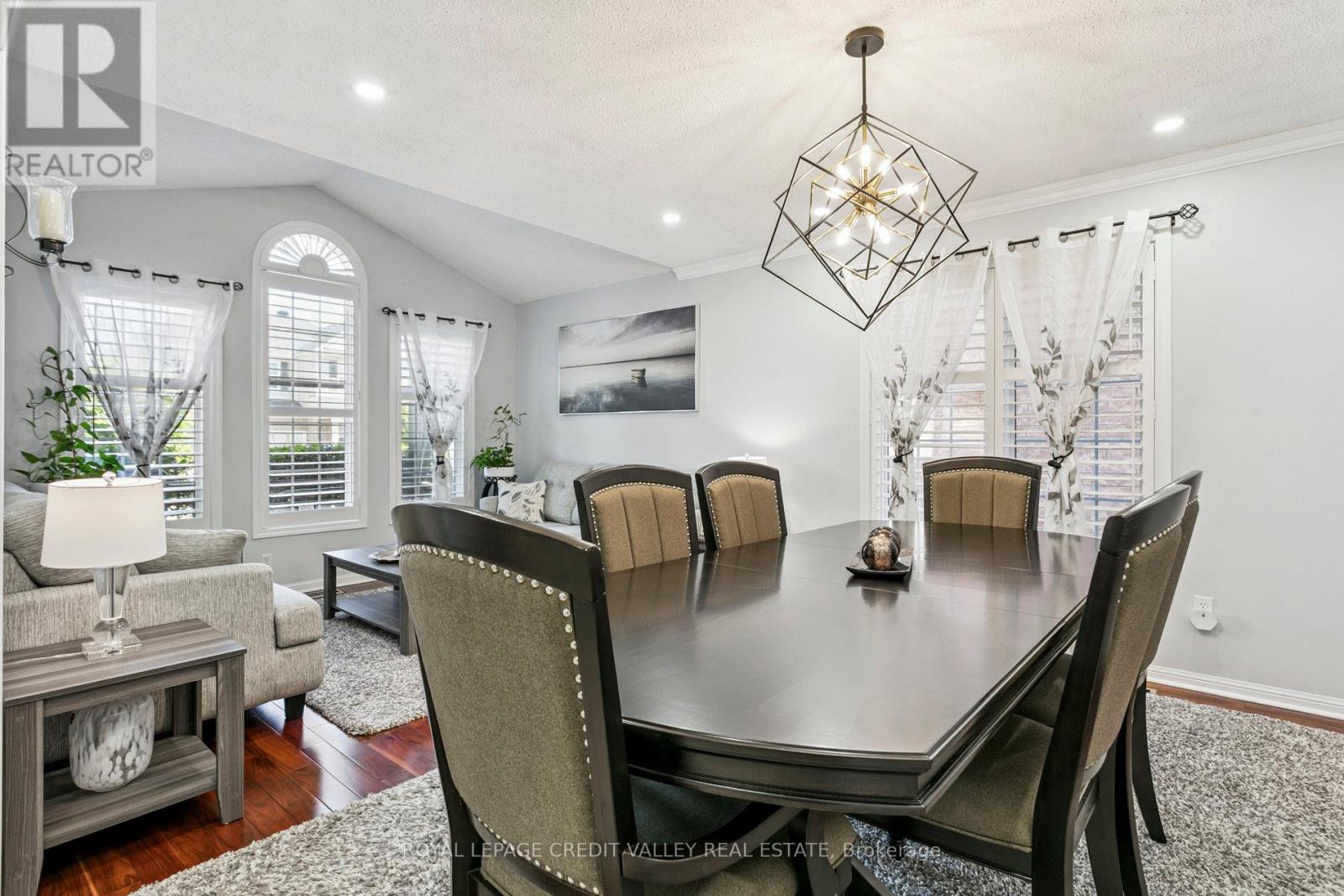 Photo 5 of 4 Mendoza Drive, Brampton ON