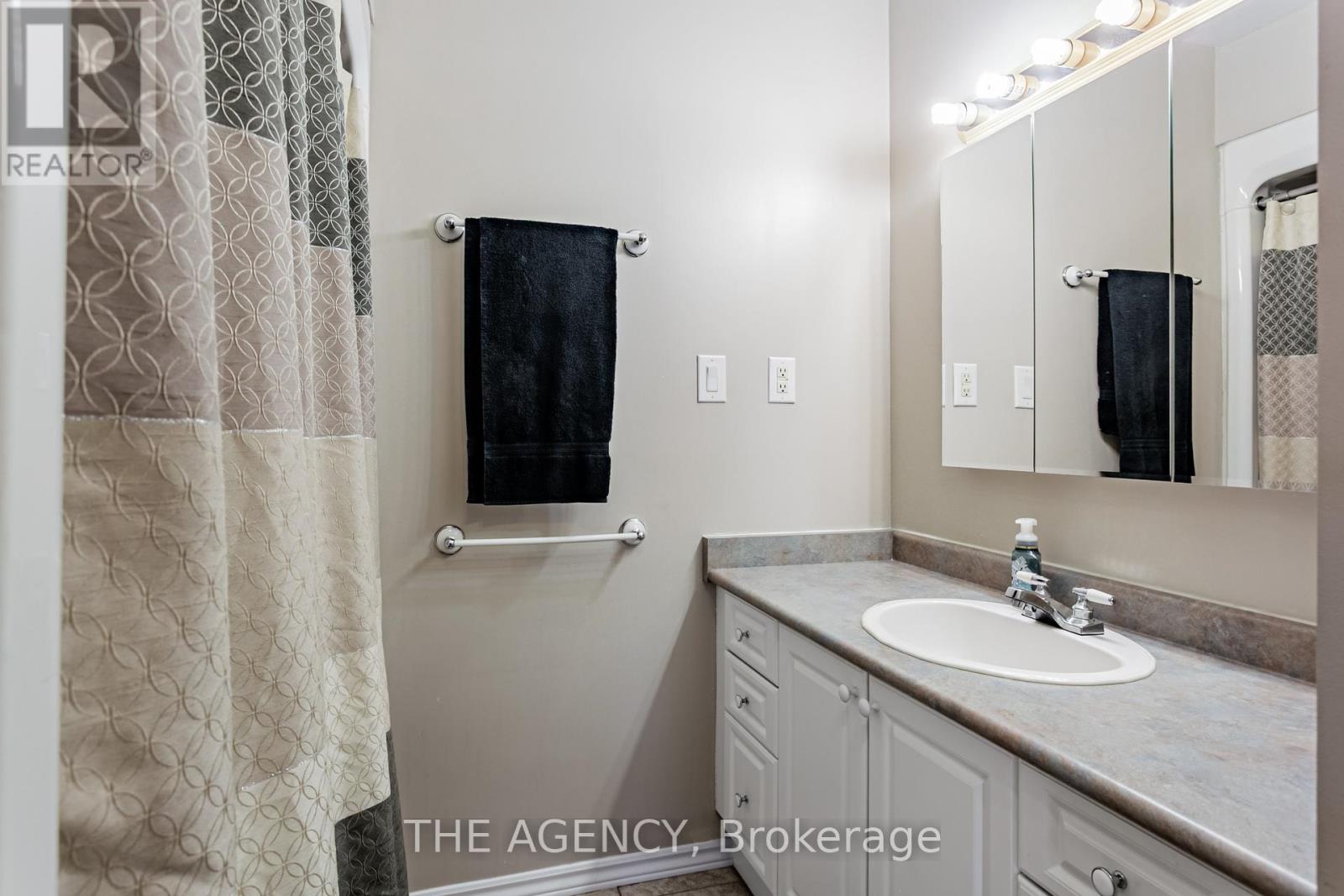 Photo 23 of 84 Blackthorn Lane, Brampton ON
