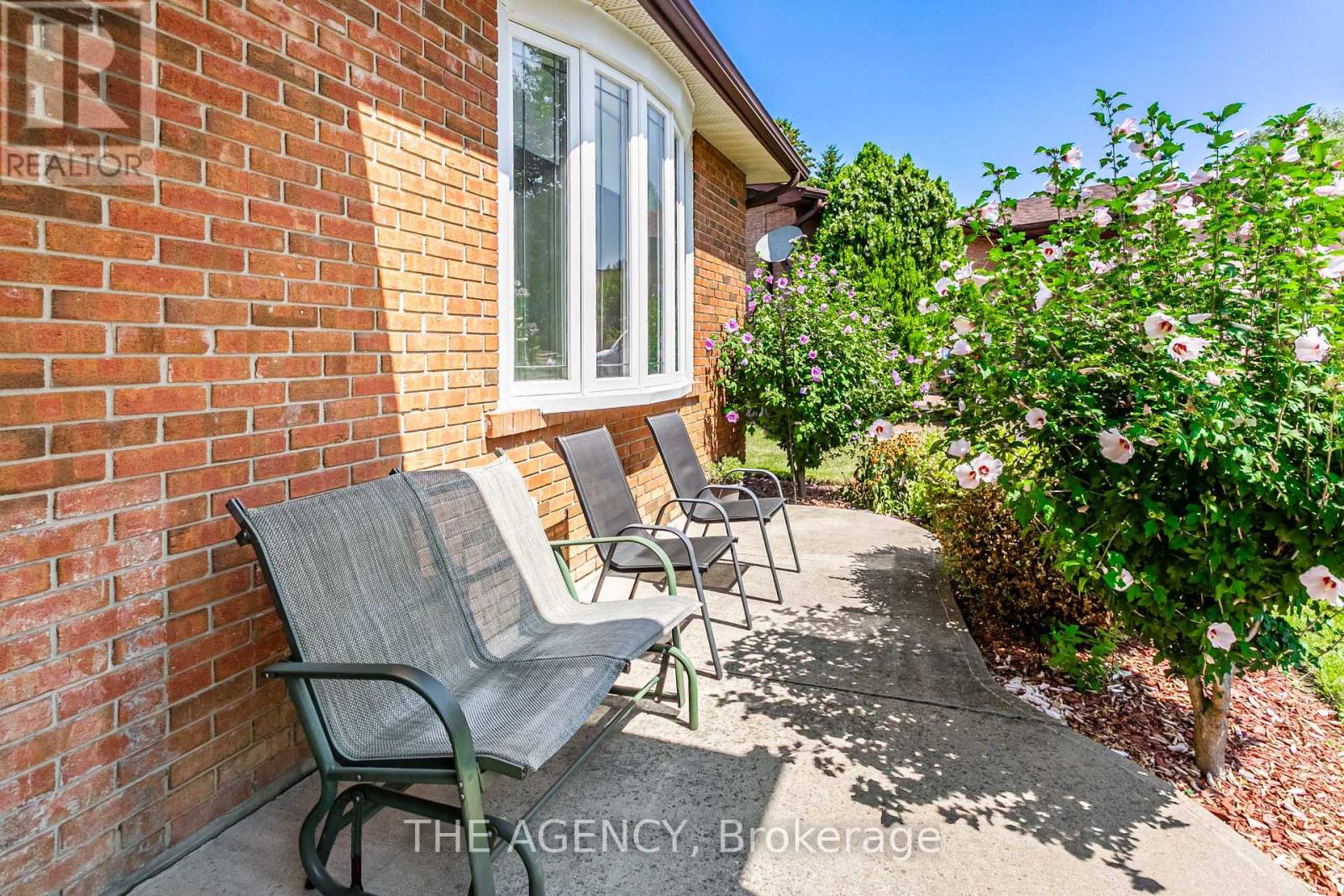 Photo 3 of 84 Blackthorn Lane, Brampton ON