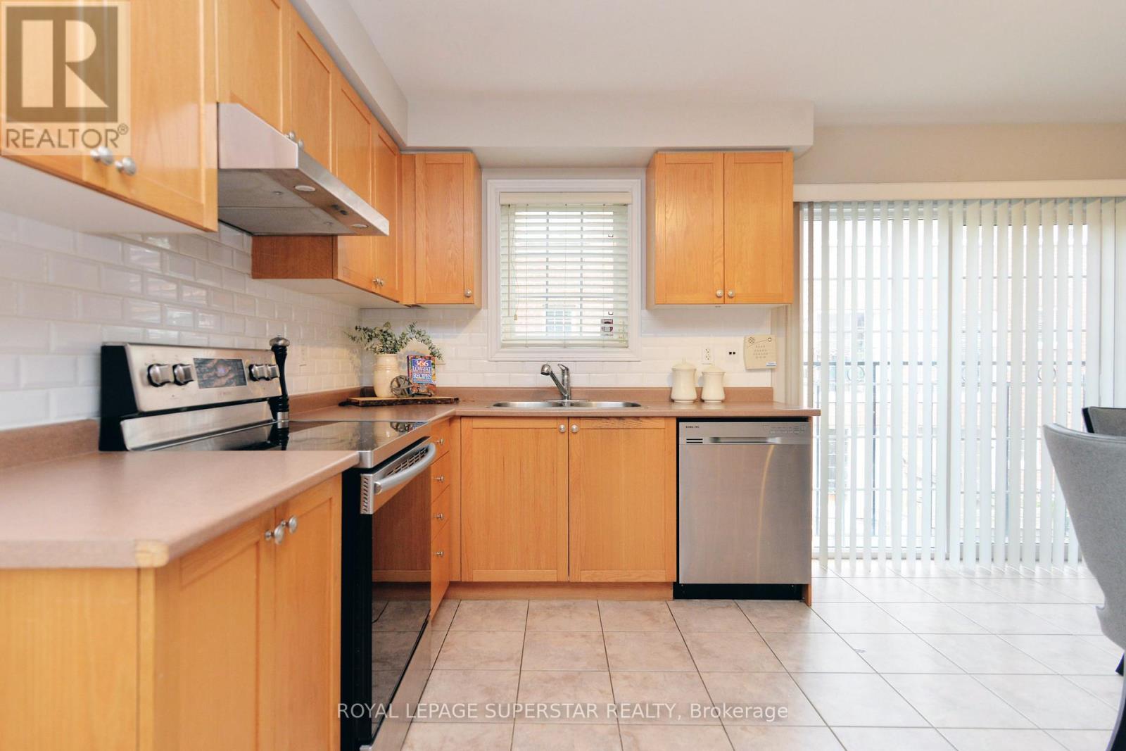 Photo 18 of 15 Gemstone Lane, Brampton ON