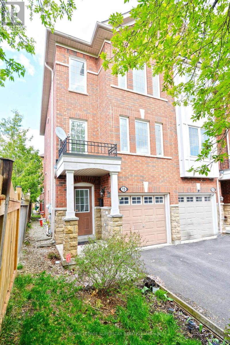 Photo 3 of 15 Gemstone Lane, Brampton ON