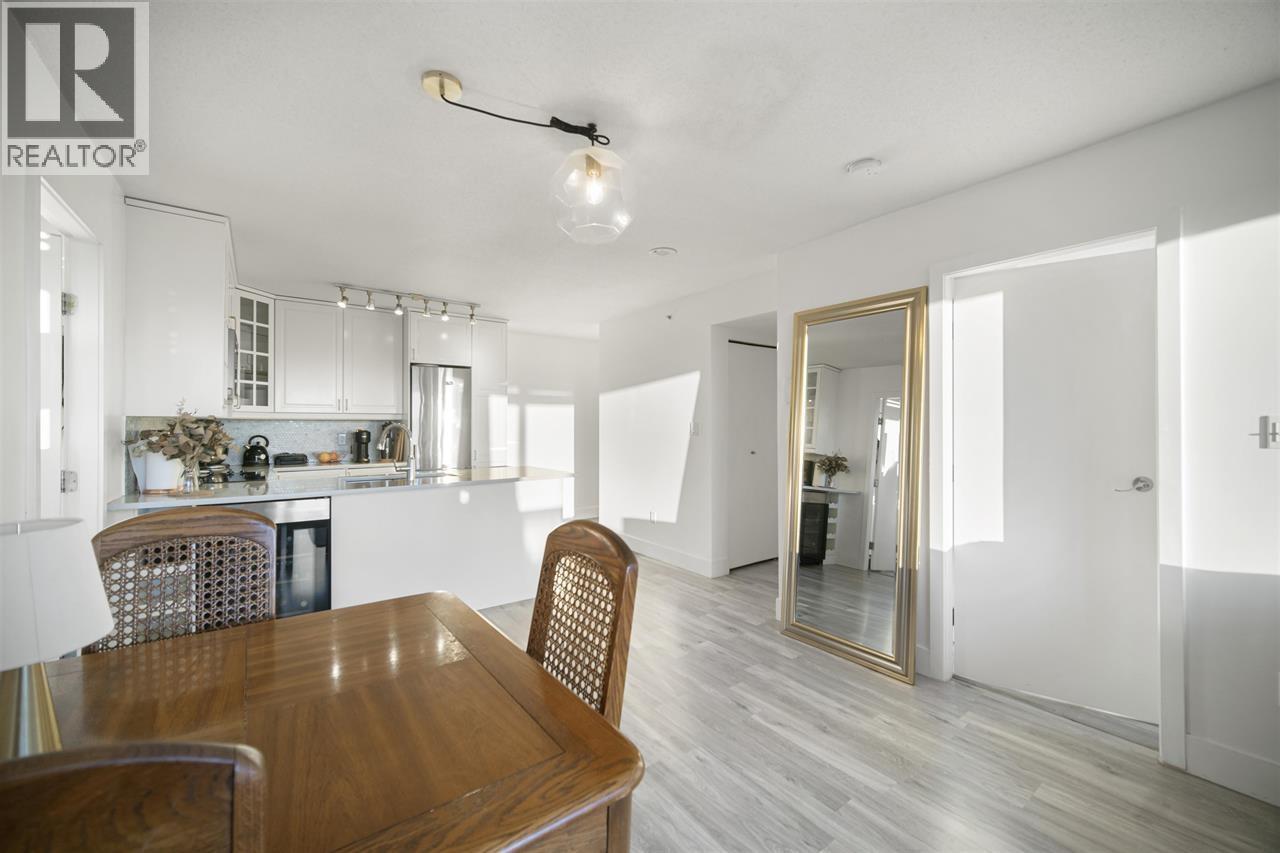 Photo 4 of 702 4118 Dawson Street, Burnaby BC