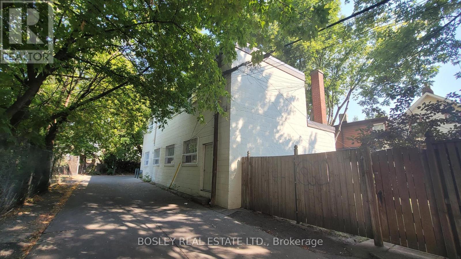 Photo 4 of Upper 154 R Galt Avenue, Toronto ON