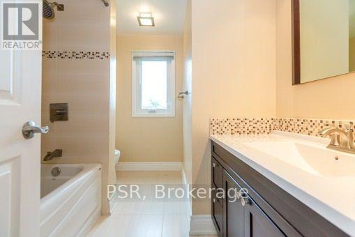 Photo 13 of 813 Willowbank Trail, Mississauga ON